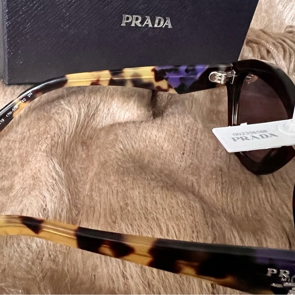 Prada Women sunglasses; The chunky temples with the iconic Prada logo. New. - Picture 3 of 3